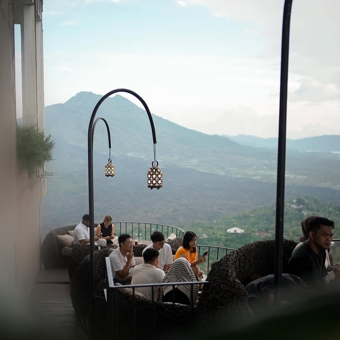 Ada tempat secakep ini yakin masih betah di rumah aja Yuk tag bestie yang mau kamu ajak ke @akasa_specialtycoffee .#akasaspecialtycoffee #kintamani #bali #view #coffee #mount #kintamanicoffee